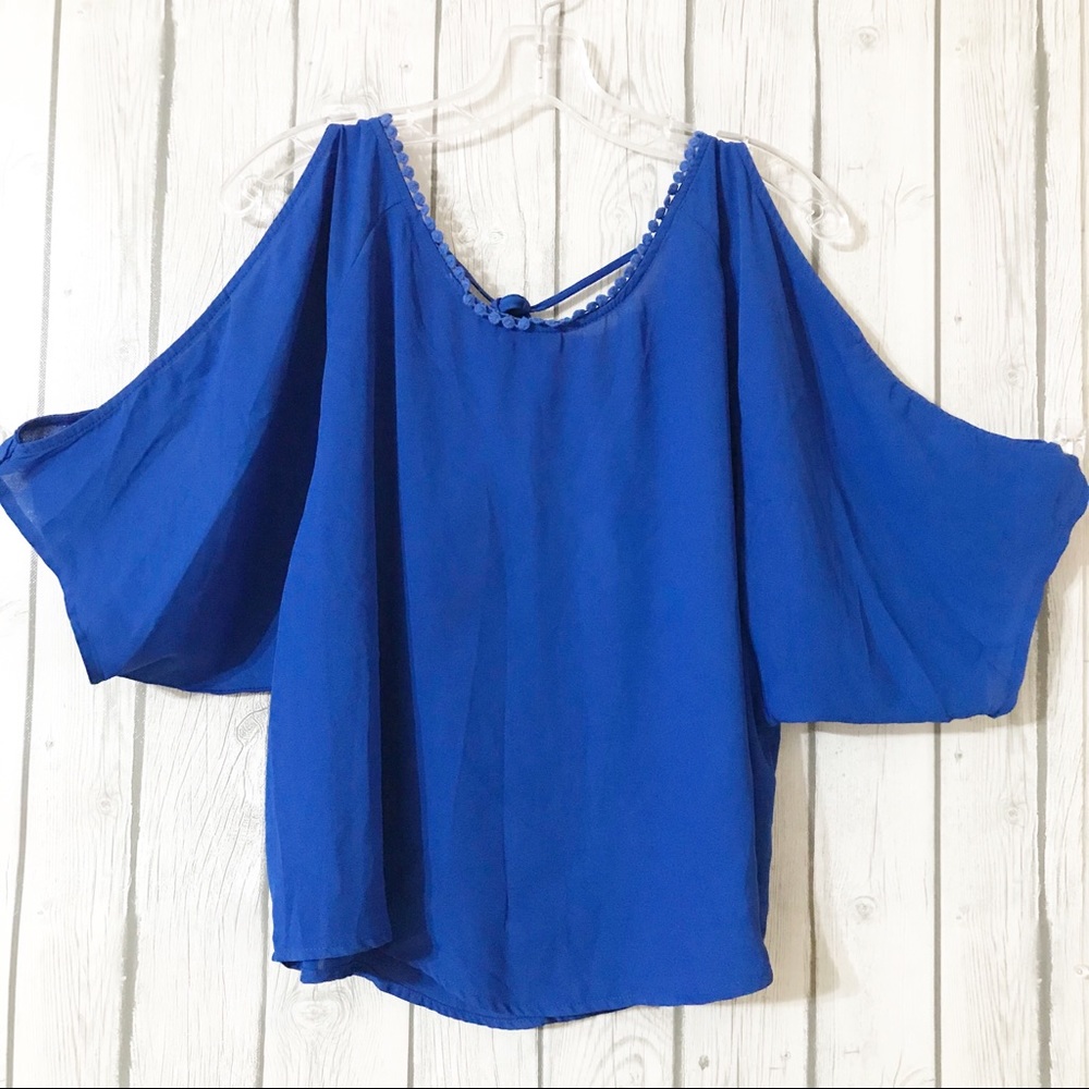 XHILARATION Slit Cold Shoulder Top Size: Large